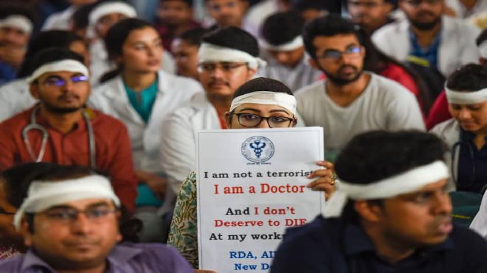 Junior doctors in AIIMS, Delhi joined the protest that was started by their counterparts in Kolkata. Photo credit: PTI Junior doctors in AIIMS, Delhi joined the protest that was started by their counterparts in Kolkata. Photo credit: PTI