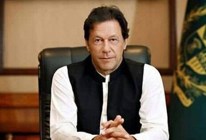 Pak PM Imran Khan does not 'stand-up' to diplomatic protocols, Twitterati say 'no tehzeeb'