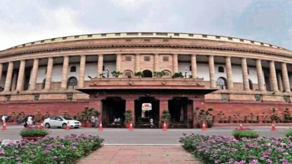 17th Lok Sabha: As per the convention, the house members stood in silence for a few minutes as soon as the first session of the 17th Lok Sabha began 17th Lok Sabha: As per the convention, the house members stood in silence for a few minutes as soon as the first session of the 17th Lok Sabha began
