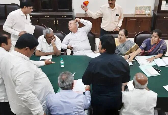 SC allows 10 Karnataka MLAs rebels to meet Speaker, asks him to take decision during the day