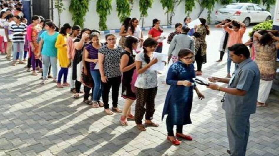 DU Admissions 2019: It may be noted that the University offers 62,000 seats in 61 of its colleges DU Admissions 2019: It may be noted that the University offers 62,000 seats in 61 of its colleges