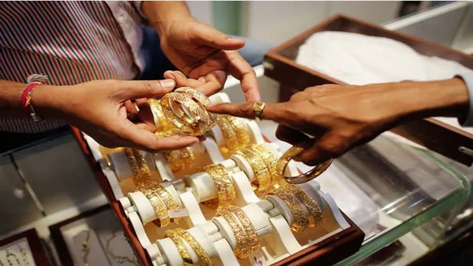 Jewellers were not buying because they had expected a cut in import duty, a Mumbai-based bank dealer with a private gold importing bank said. Jewellers were not buying because they had expected a cut in import duty, a Mumbai-based bank dealer with a private gold importing bank said.
