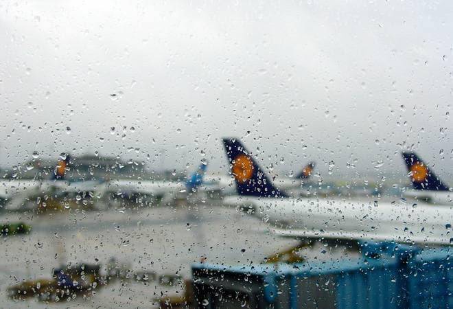 Mumbai rains: Flights delayed Mumbai rains: Flights delayed