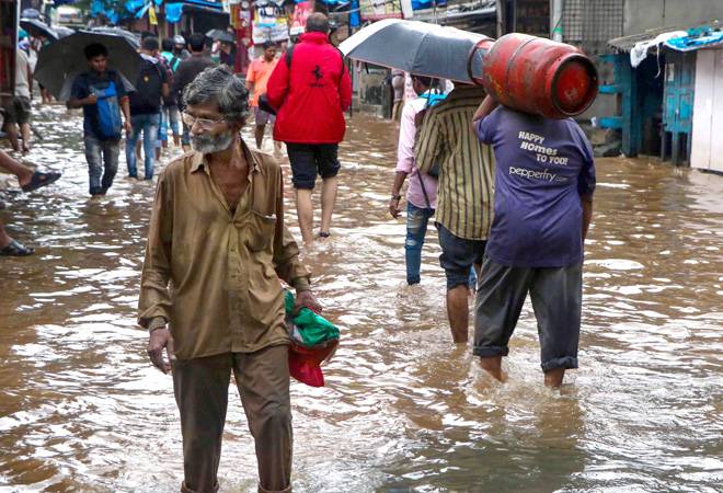 Mumbai rains: The cityi is going to witness intermittent showers throughout the day which will vary in intensity from heavy to moderate, depending upon the region, said Skymet weather. Mumbai rains: The cityi is going to witness intermittent showers throughout the day which will vary in intensity from heavy to moderate, depending upon the region, said Skymet weather.