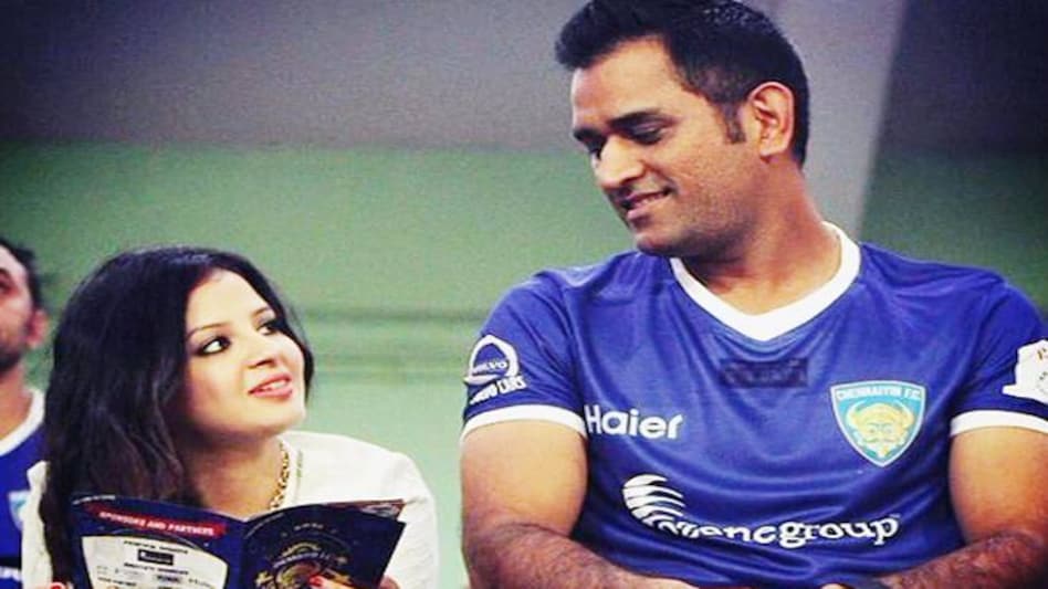Mahendra Singh Dhoni and his wife Sakshi Dhoni. Mahendra Singh Dhoni and his wife Sakshi Dhoni.