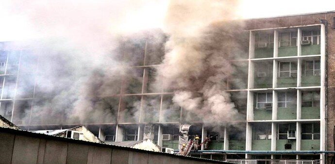 Delhi AIIMS fire: Former Finance Minister Arun Jaitley is undergoing treatment at the AIIMS hospital, but he is admitted in a different building. Delhi AIIMS fire: Former Finance Minister Arun Jaitley is undergoing treatment at the AIIMS hospital, but he is admitted in a different building.
