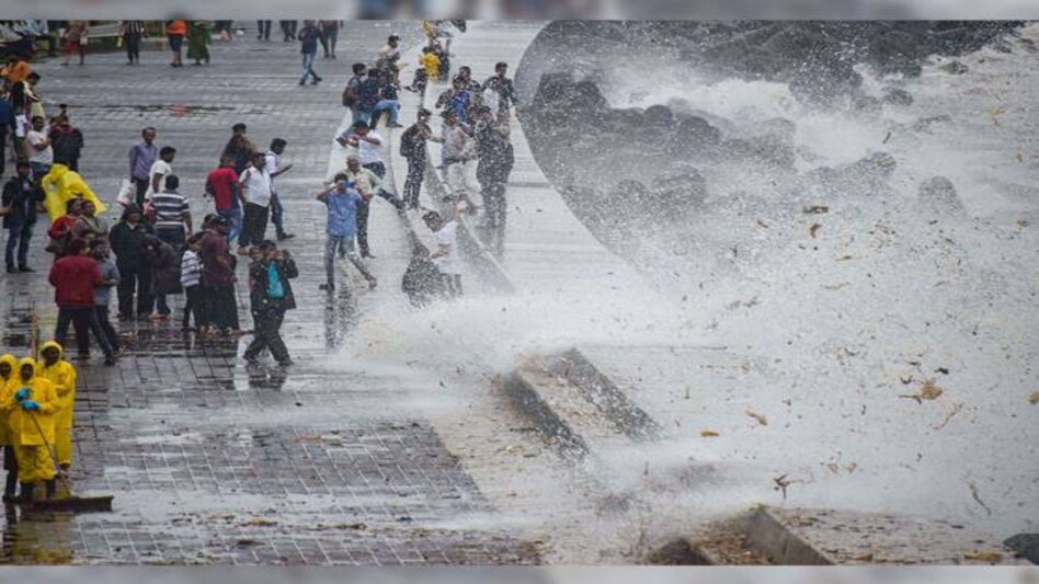 Mumbai rains: Train services crippled, flights delayed; weather authorities warn continuous downpour Mumbai rains: Train services crippled, flights delayed; weather authorities warn continuous downpour