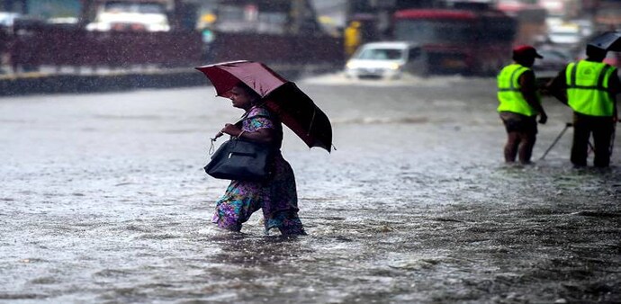 Mumbai rains: The IMD has issued heavy rainfall warning for Ratnagiri and Sindhudurg districts for three continuous days. Mumbai rains: The IMD has issued heavy rainfall warning for Ratnagiri and Sindhudurg districts for three continuous days.