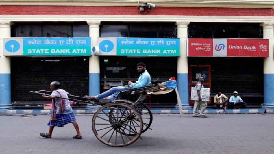 Bank unions have called off their two-day strike after meeting Finance Secretary Rajiv Kumar. Bank unions have called off their two-day strike after meeting Finance Secretary Rajiv Kumar.