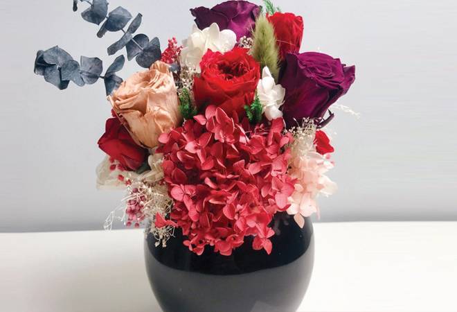 Delivery of fresh flowers is nearly impossible without damaging a few flowers. But preserved and dried flowers travel well and can be shipped without hassle. Plus, they become available whenever and wherever you want Delivery of fresh flowers is nearly impossible without damaging a few flowers. But preserved and dried flowers travel well and can be shipped without hassle. Plus, they become available whenever and wherever you want