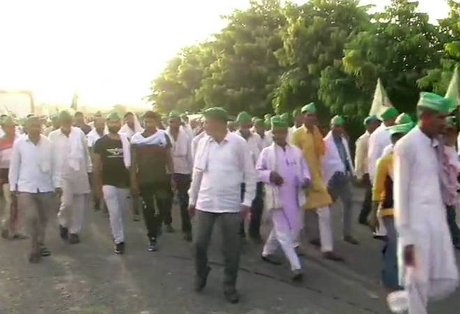 Hundreds of farmers from UP march towards Delhi with demands