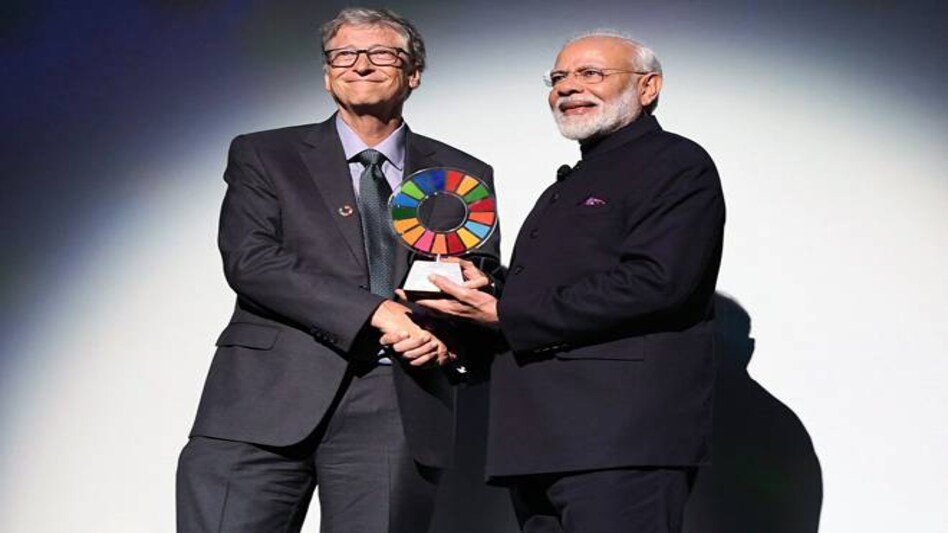 Prime Minister Narendra Modi receiving the Global Goalkeeper Award from Bill and Melinda Gates Foundation founder Bill Gates. Photo: Twitter Prime Minister Narendra Modi receiving the Global Goalkeeper Award from Bill and Melinda Gates Foundation founder Bill Gates. Photo: Twitter