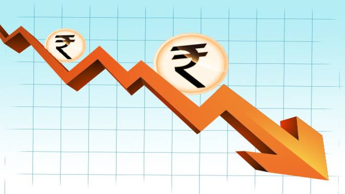 Rupee vs dollar: Indian currency logs biggest single-day fall in 2019, loses 100 paise amid weak domestic equities - BusinessToday