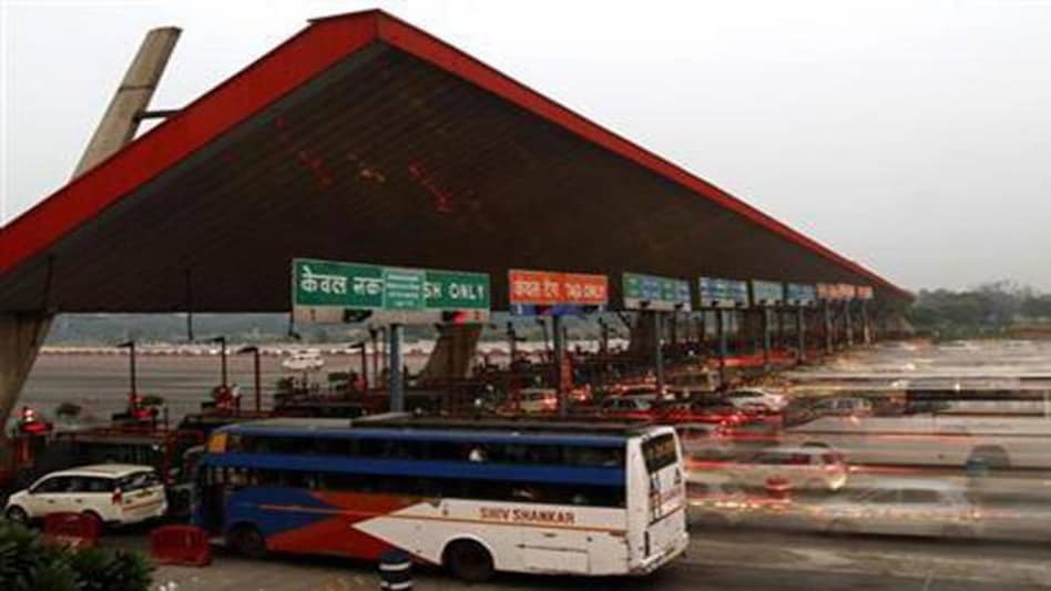 Govt will soon delegate officials across states to implementing FASTag at all NHAI toll plazas (Picture/Reuters) Govt will soon delegate officials across states to implementing FASTag at all NHAI toll plazas (Picture/Reuters)