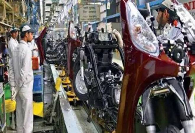 Auto Slowdown: Besides the 2500 workers on the regular payroll, Honda also employs around 2500 contractual workers in the plant Auto Slowdown: Besides the 2500 workers on the regular payroll, Honda also employs around 2500 contractual workers in the plant