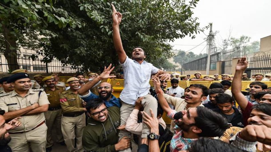 JNU fee hike protest: Students claim that they were brutally beaten by Delhi Police JNU fee hike protest: Students claim that they were brutally beaten by Delhi Police