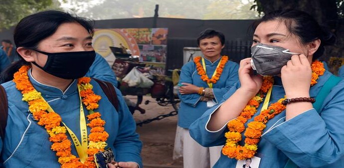 Delhi air quality: Tourists wear masks amid heavy smog as the air quality further dips to the hazardous severe plus category, in the national capital Delhi air quality: Tourists wear masks amid heavy smog as the air quality further dips to the hazardous severe plus category, in the national capital
