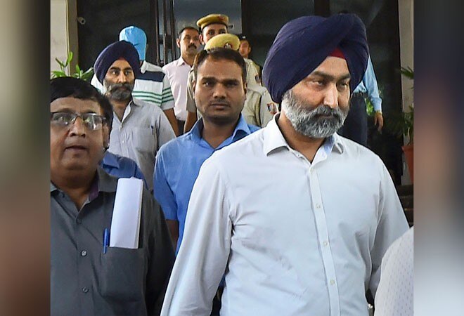 Malvinder Singh (foreground) and Shivinder Singh (background, left) (FIle photo) Malvinder Singh (foreground) and Shivinder Singh (background, left) (FIle photo)