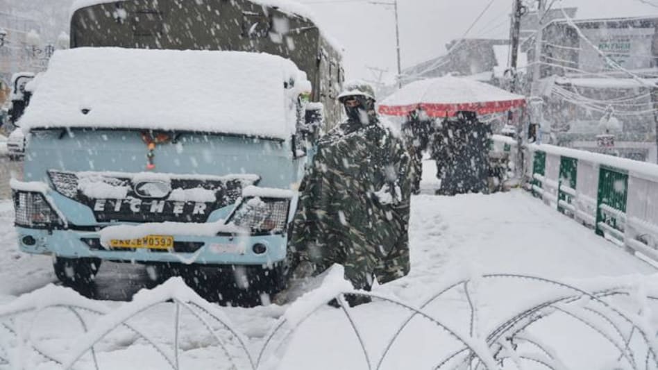 Kashmir snowfall: Srinagar city received around 11 cm of snow till 11.30 am Kashmir snowfall: Srinagar city received around 11 cm of snow till 11.30 am