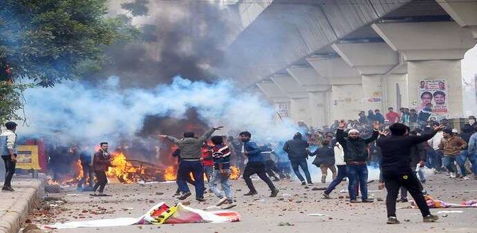 Anti-CAA protests: Protestors clash with police at Seelampur Anti-CAA protests: Protestors clash with police at Seelampur