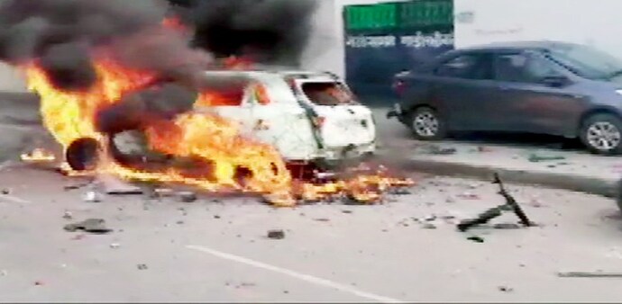 Riots in Lucknow: Vehciles torched in Madeyganj area Riots in Lucknow: Vehciles torched in Madeyganj area