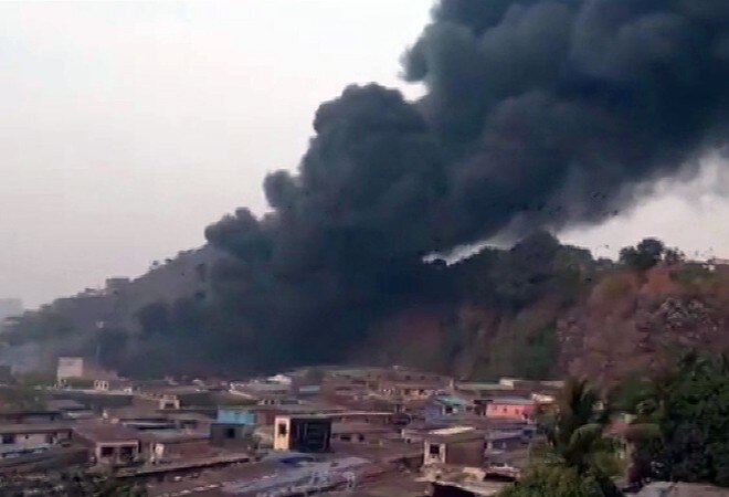 Ghatkopar factory fire: Thick smoke could be seen billowing out of the factory (Photo credit: Twitter/ ANI) Ghatkopar factory fire: Thick smoke could be seen billowing out of the factory (Photo credit: Twitter/ ANI)