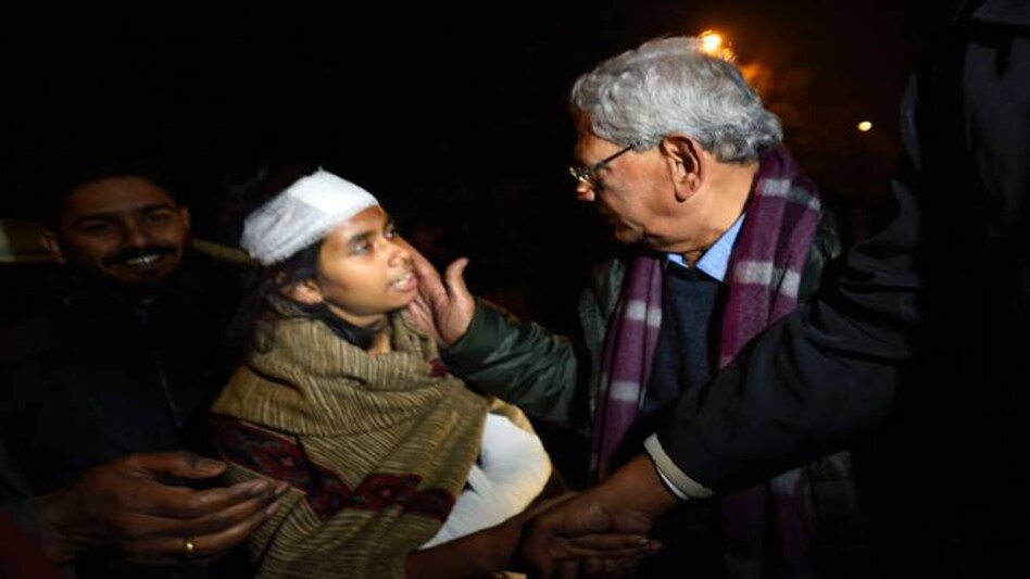 JNU violence: JNUSU President Aishe Ghosh said that she was hit several times by the mob JNU violence: JNUSU President Aishe Ghosh said that she was hit several times by the mob