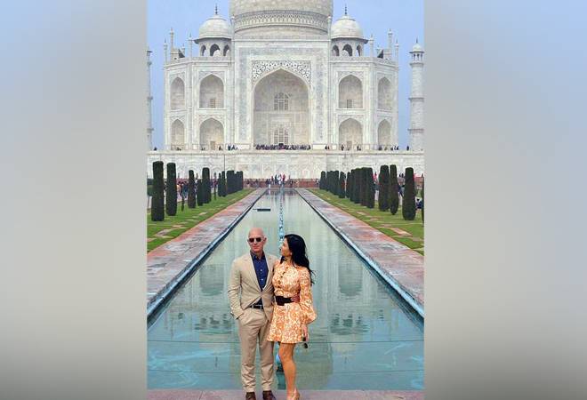 Jeff Bezos in India: The Amazon CEO was seen posing in front of the monument of love with his girlfriend Lauren Sanchez Jeff Bezos in India: The Amazon CEO was seen posing in front of the monument of love with his girlfriend Lauren Sanchez