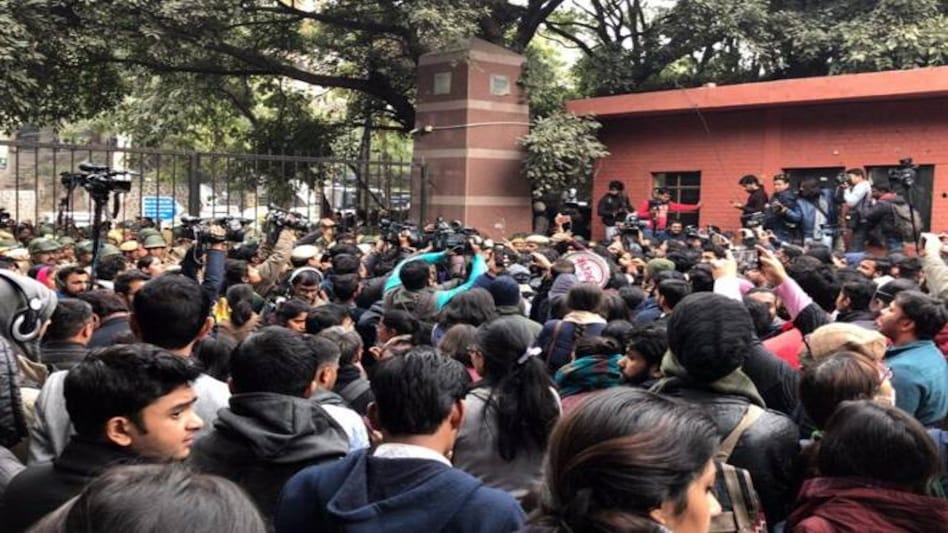 JNU violence: JNU students protest outside campus gate, raise 'Delhi Police go back' slogans JNU violence: JNU students protest outside campus gate, raise 'Delhi Police go back' slogans