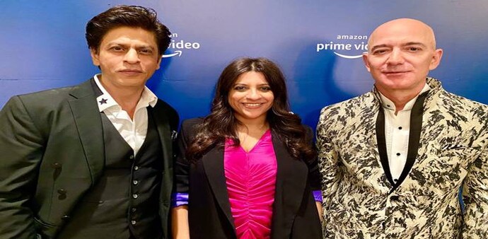 Jeff Bezos with SRK and the Gully Boy director Zoya Akhtar Jeff Bezos with SRK and the Gully Boy director Zoya Akhtar