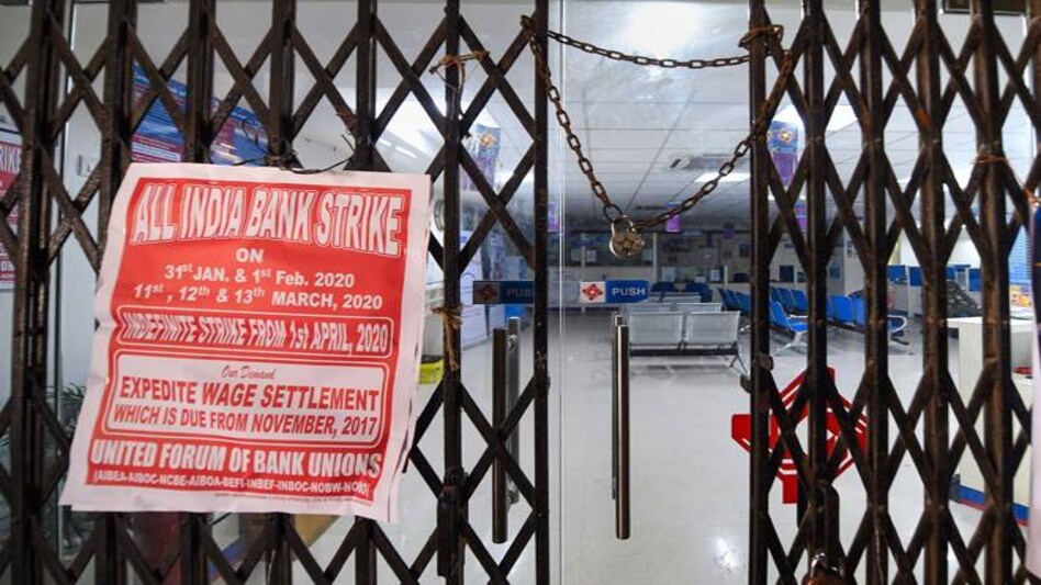 Bank strike: Around 31 lakh cheques amounting to Rs 23,000 crore remained uncleared across the country on Day 1 of the strike Bank strike: Around 31 lakh cheques amounting to Rs 23,000 crore remained uncleared across the country on Day 1 of the strike