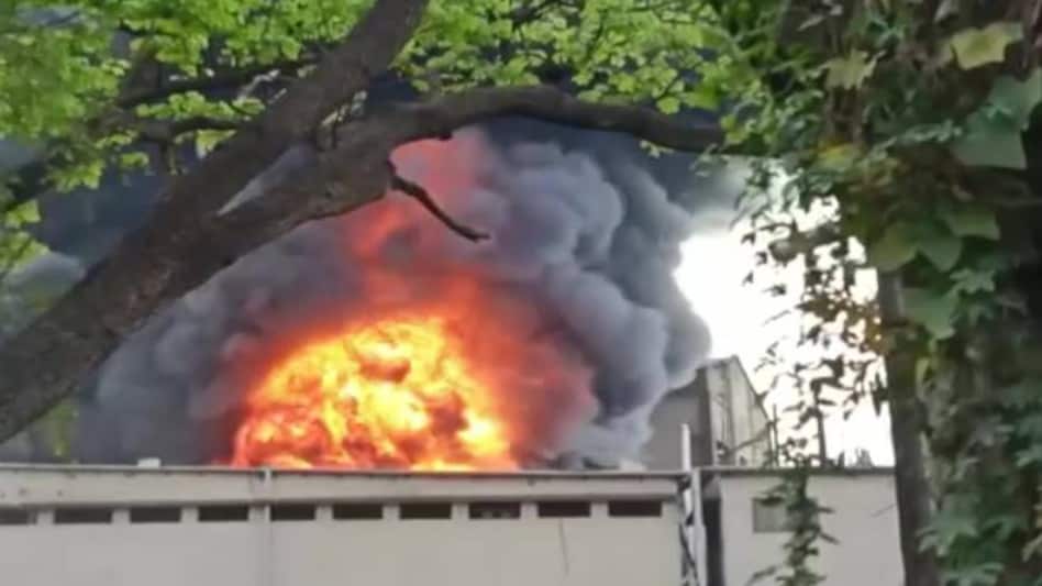 Dombivli MIDC fire: Thick smoke can be seen billowing out of the factory on fire Dombivli MIDC fire: Thick smoke can be seen billowing out of the factory on fire