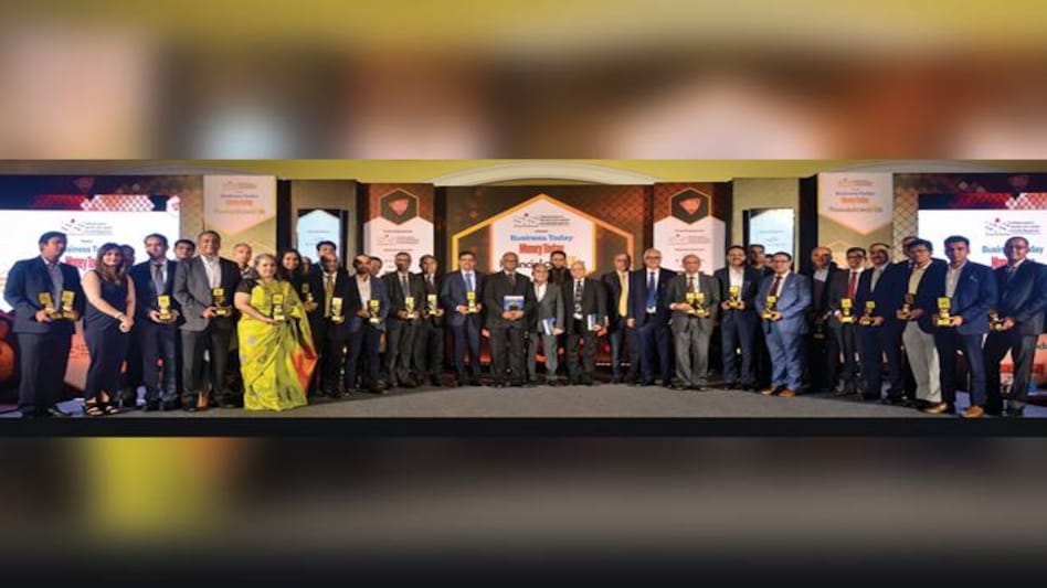 Leaders: Chief Guest R. Gandhi (centre) with winners of the BT-MT Financial Services awards, other dignitaries and Rajeev Dubey, Editor, Business Today Leaders: Chief Guest R. Gandhi (centre) with winners of the BT-MT Financial Services awards, other dignitaries and Rajeev Dubey, Editor, Business Today
