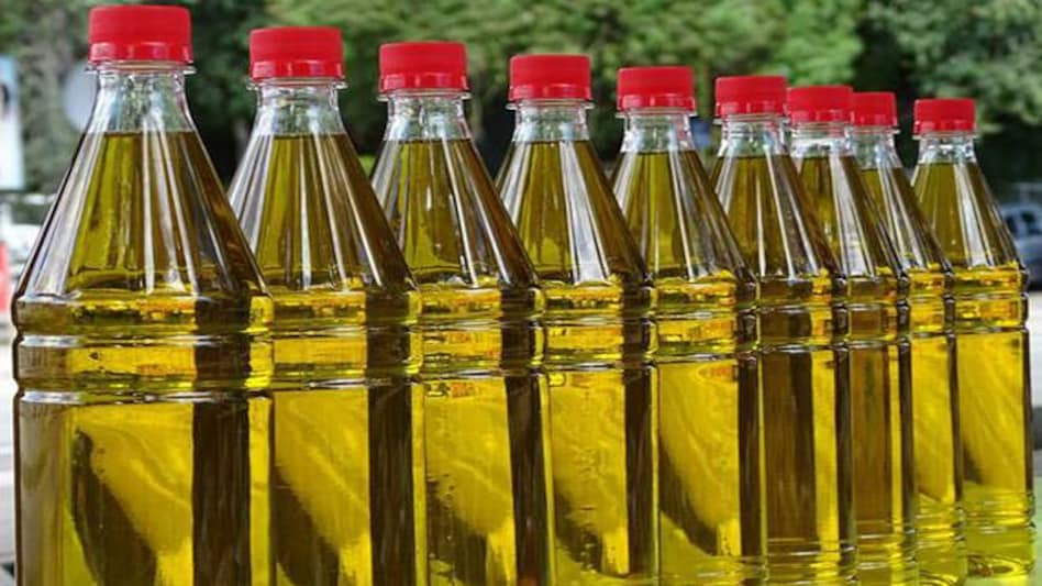 Cooking oil prices: Presently, the wholesale prices of branded soyabean and palm oil stand at Rs 78 a litre, whereas that of sunflower oil is Rs 82 a litre Cooking oil prices: Presently, the wholesale prices of branded soyabean and palm oil stand at Rs 78 a litre, whereas that of sunflower oil is Rs 82 a litre