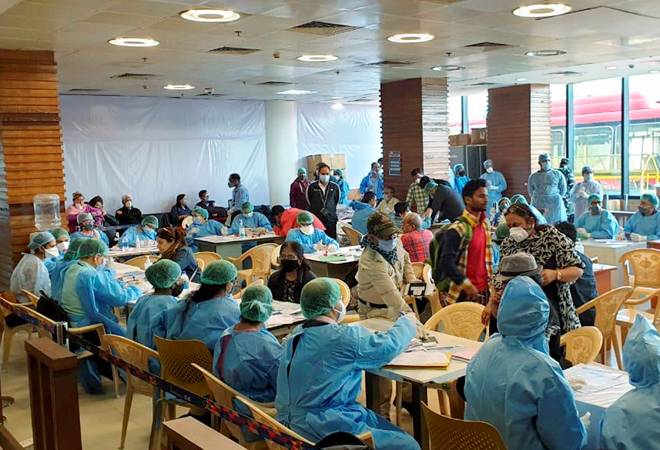 Coronavirus updates: Kerala reported 15 new cases of coronavirus on Sunday, whereas in Karnataka 21 people got infected from COVID-19 Coronavirus updates: Kerala reported 15 new cases of coronavirus on Sunday, whereas in Karnataka 21 people got infected from COVID-19