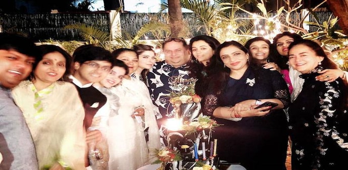 Kanika Kapoor (sixth from left) Kanika Kapoor (sixth from left)