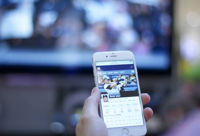 Coronavirus: 87% increase in social media usage amid lockdown; Indians spend 4 hours on Facebook, WhatsApp Coronavirus: 87% increase in social media usage amid lockdown; Indians spend 4 hours on Facebook, WhatsApp