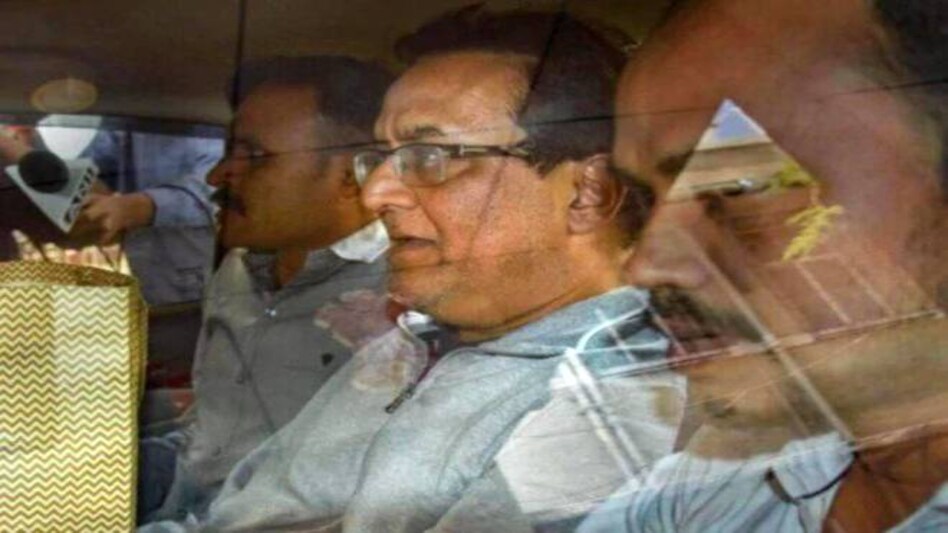 Yes Bank scam: ED confiscated the painting of Rajiv Gandhi from Yes Bank founder Rana Kapoor's house on Monday evening Yes Bank scam: ED confiscated the painting of Rajiv Gandhi from Yes Bank founder Rana Kapoor's house on Monday evening