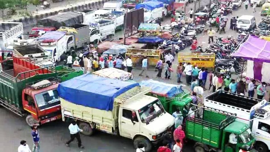 Azadpur Mandi has over 2,800 shops Azadpur Mandi has over 2,800 shops