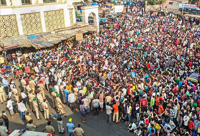 Around 1,000 migrant workers assembled near Bandra Station after lockdown was extended Around 1,000 migrant workers assembled near Bandra Station after lockdown was extended
