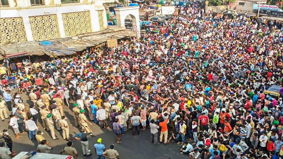 Around 1,000 migrant workers assembled near Bandra Station after lockdown was extended Around 1,000 migrant workers assembled near Bandra Station after lockdown was extended