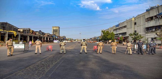 Punjab lockdown: Nihangs attack policemen in Patiala Punjab lockdown: Nihangs attack policemen in Patiala