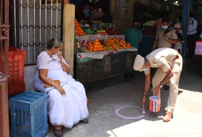 Coronavirus in India: Police officials mark spots for social distancing in Anda Coronavirus in India: Police officials mark spots for social distancing in Anda
