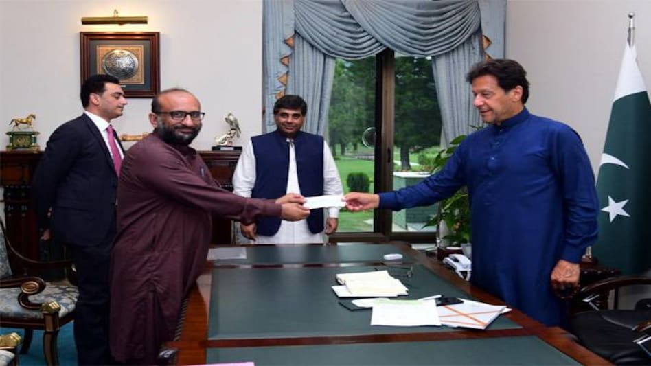 Pakistan Prime Minister Imran Khan met with Edhi Foundation's Chairman Faisal Edhi (Image Credits: @Faisal_Edhi2/Twitter) Pakistan Prime Minister Imran Khan met with Edhi Foundation's Chairman Faisal Edhi (Image Credits: @Faisal_Edhi2/Twitter)