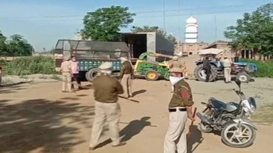 Nihang Sikhs took out their swords and chopped off the hand of ASI Harjeet Singh Nihang Sikhs took out their swords and chopped off the hand of ASI Harjeet Singh
