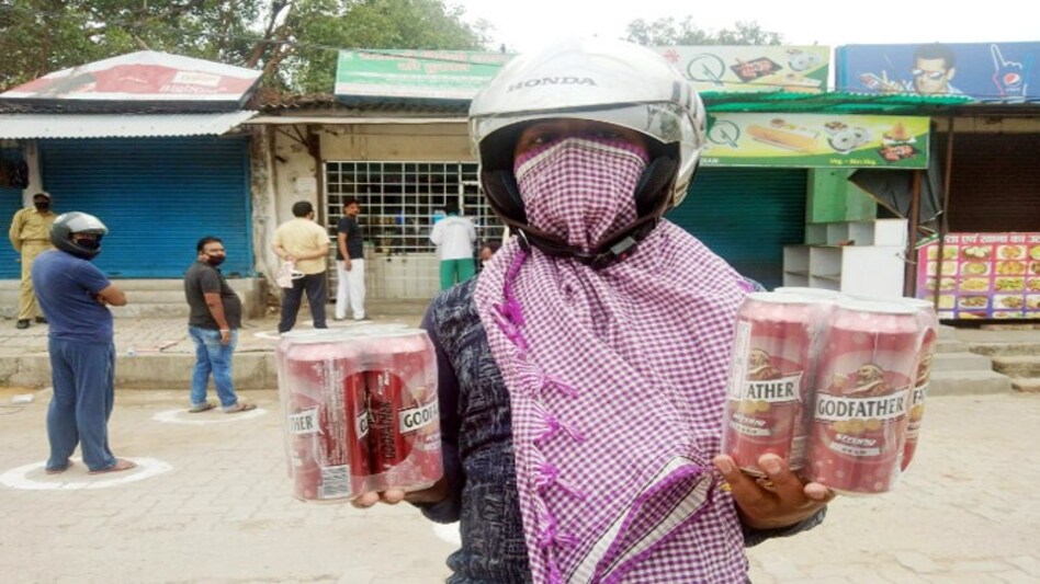 Home delivery of liquor in Mumbai during Lockdown 4.0 (Representative image/ PTI) Home delivery of liquor in Mumbai during Lockdown 4.0 (Representative image/ PTI)