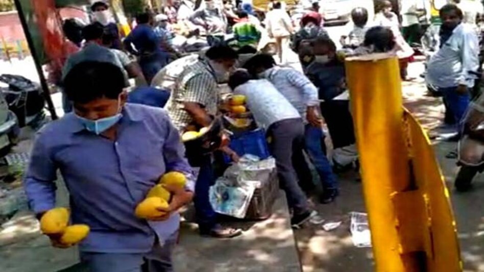 Crowd loots mangoes worth Rs 30,000 from street vendor in Delhi Crowd loots mangoes worth Rs 30,000 from street vendor in Delhi