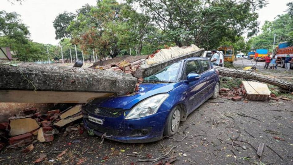 Amphan cyclone news: Evacuees shifted to shelters Amphan cyclone news: Evacuees shifted to shelters