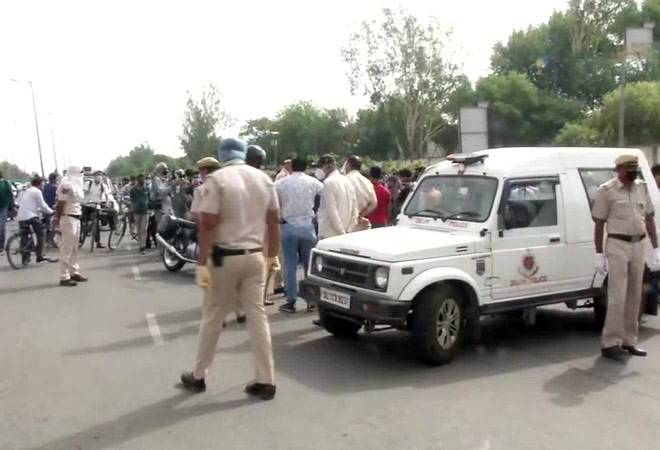 Delhi border sealed: Crowd gathered and traffic jams blocked the Delhi-Gurgaon border Delhi border sealed: Crowd gathered and traffic jams blocked the Delhi-Gurgaon border