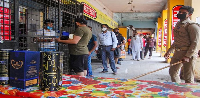 Coronavirus lockdown extension: Liquor stores in Ghaziabad see rise in Delhi buyers Coronavirus lockdown extension: Liquor stores in Ghaziabad see rise in Delhi buyers